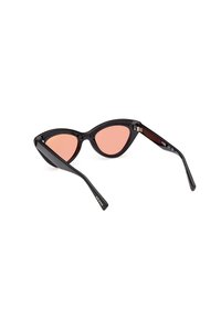 Ochelari de soare de tip cat-eye din plastic negru cu lentile roz, cu brate subțiri și accente lucioase. Design ușor, cu o ramă curbată și branding subtil.