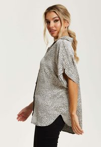 Liquorish MONOCHROME POLKA DOT PRINT  - Button-down blouse - black off-white