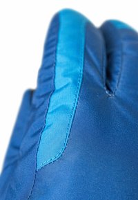 Blå isolerad handsk med slät yta, som har en ljusblå accentpanel och sydda detaljer längs kanterna.