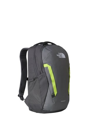 Ciemnoszary plecak North Face Vault z wyściełanymi paskami naramiennymi i jaskrawymi żółtymi pionowymi akcentami na przednich kieszeniach.