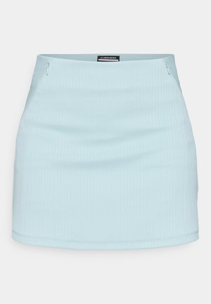 Světle modrá minisukně s žebrovanou texturou, vybavená dvěma kapsami na zip po stranách a rovnými lemy. Značková etiketa viditelná na pase.