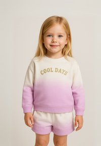 Lagani dukserica s roza ombre dizajnom, s natpisom "COOL DAYS" u zlatnom slovu. Uparena s odgovarajućim roza kratkim hlačama. Glatka tekstura.