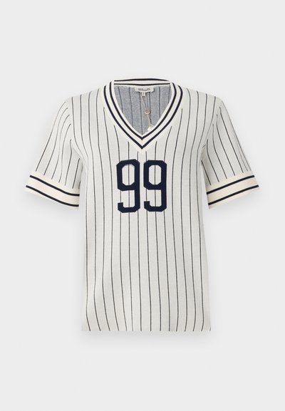 Ριγέ κοντομάνικο μπλουζάκι σε κρεμ και ναυτικό μπλε με V-λαιμόκοψη, που διαθέτει τον έντονο αριθμό "99" στο μπροστινό μέρος και αντίθετους ριγέ σφιγκτήρες.