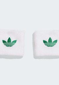 Witte katoenen polsbandjes met een groen geborduurd logo met een ontwerp van drie bladeren en twee horizontale strepen. Zacht, geweven stof.