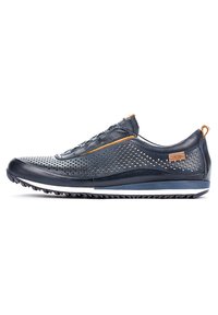 Scarpa atletica blu navy con tomaia in pelle perforata, dettagli arancioni e suola intermedia bianca. Presenta una suola in gomma testurizzata per una migliore aderenza.