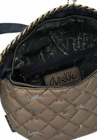 Borsa a tracolla in pelle marrone trapuntata con catena dorata, dotata di un interno decorato, tasca con zip e etichetta del logo.