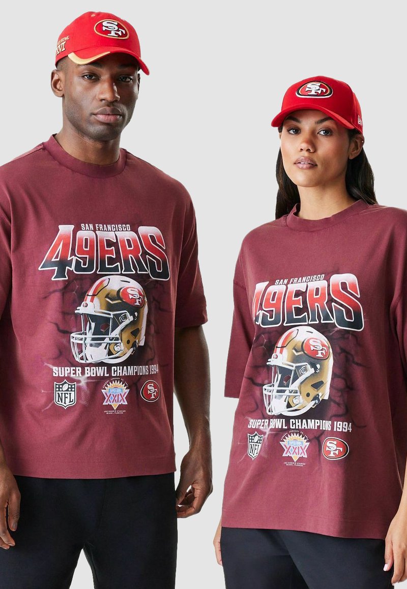 Burgunderfarbene Übergrößen-T-Shirts mit grafischem Druck der San Francisco 49ers, der einen Footballhelm und den Text "Super Bowl Champions 1994" hervorhebt. Rote Mütze inklusive.