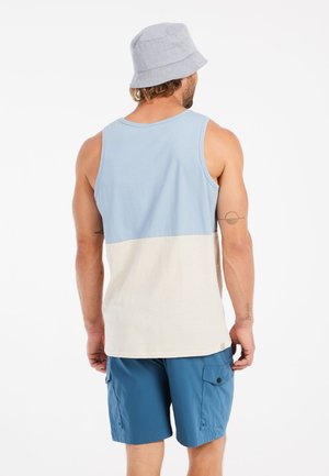 Lichtblauw en crèmekleurig kleurgebroken mouwloos tanktop met een relaxte pasvorm, gecombineerd met blauwe cargoshorts met zijzakken.