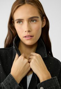 Stradivarius Traper jakna - black denim