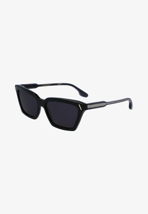 Óculos de sol retangulares pretos com lentes escuras, estrutura estruturada e detalhes em rede prateada nas laterais.