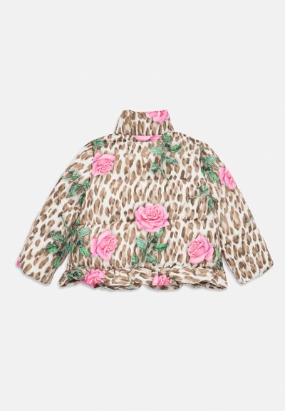 Polstret jakke med leopardmønster, dekorert med rosa roseapplikasjoner og grønne blader, med rynket kant og høy krage.