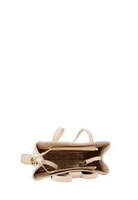 Borsa a tracolla sintetica beige con due manici superiori, chiusura con zip e scomparti interni, caratterizzata da una texture liscia e un branding sottile.