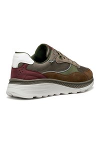 Sneaker realizzata con un mix di materiali: suede marrone, accenti verde e bordeaux, rete grigia e una suola bianca imbottita. Presenta dettagli perforati.