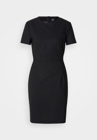 Robe noire cintrée à manches courtes avec encolure ronde et fermeture éclair au dos, longueur genou, présentée sur fond blanc.