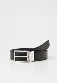 Ceinture en cuir noir avec une finition lisse, dotée d'une boucle à double ardillon en argent, avec un détail de logo gravé sur le cadre de la boucle.