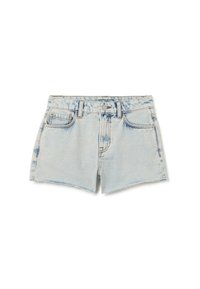 Shorts de mezclilla de lavado claro con un dobladillo deshilachado, cinco bolsillos y cierre de botón. Presentan un sutil patrón de acid wash y costuras cosidas.