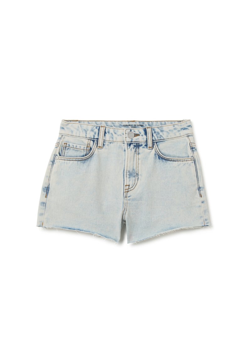 Shorts de mezclilla de lavado claro con un dobladillo deshilachado, cinco bolsillos y cierre de botón. Presentan un sutil patrón de acid wash y costuras cosidas.