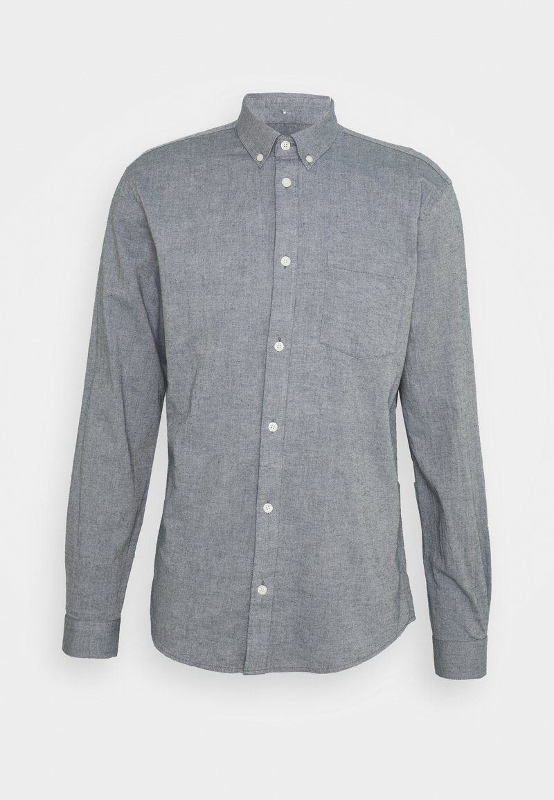 Camisa de botón de manga larga gris con un bolsillo en el pecho y cuello abotonado, exhibida sobre un fondo blanco.