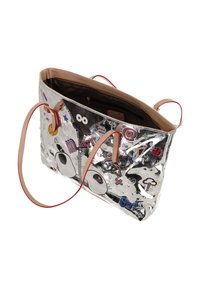 Bolso tote plateado con acabado brillante y estampados gráficos divertidos. Cuenta con ribete de cuero rosa y dobles asas para llevar al hombro.
