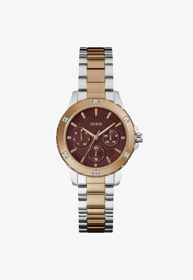 Montre ronde avec cadran bordeaux, lunette dorée et bracelet en métal argenté. Comprend trois sous-cadrans et des index horaires rectangulaires.