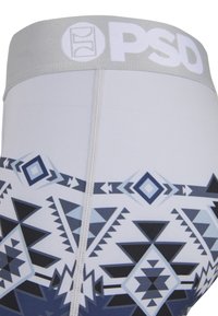 Tessuto bianco con motivi geometrici blu, dotato di una vita grigia con logo "PSD". Texture liscia con design a contrasto.