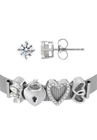 Bracciale in rete d'argento con charm a forma di cuore, lucchetto e nota musicale; include accenti in zirconia cubica. Orecchini a perno rotondi con pietre trasparenti.