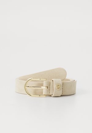 Ceinture en daim beige avec une boucle en métal doré, présentant une texture lisse et un design simple. Comprend un garde-sangle assorti.