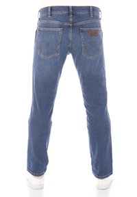 Niebieskie dżinsy z denimu o prostym kroju, z wysokim stanem, dwoma tylnymi kieszeniami z przeszyciami w zygzak oraz skórzaną naszywką na pasku.