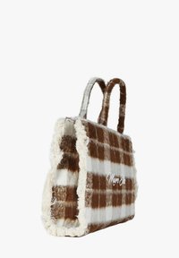 Borsa a mano a quadri marroni e bianchi con texture peluche, bordi sfrangiati e doppi manici. Presenta un logo bianco sul lato.