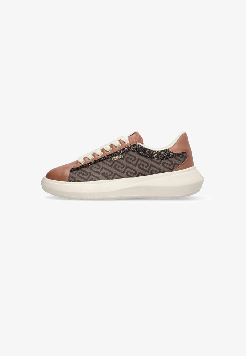 Παπούτσι χαμηλό τύπου sneaker με καφέ δέρμα, πλαϊνά από υφασμάτινο σχέδιο, λευκή σόλα, λευκά κορδόνια και λαμπερή μαύρη επένδυση κατά μήκος της επάνω άκρης.