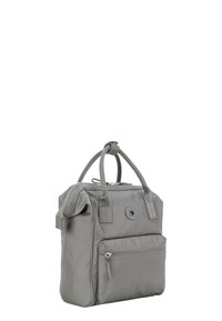 Zaino in nylon grigio con doppie maniglie superiori, chiusura con zip, tasca frontale con zip e dettaglio circolare accentuato sulla parte anteriore. Texture liscia.
