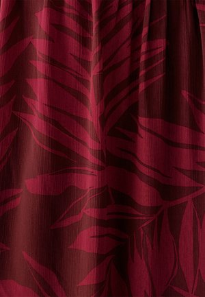 Burgundská látka s vzorom listov v tmavších odtieňoch, s hladkým, jemne štruktúrovaným povrchom a vertikálnym svetlým leskom.