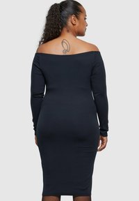 Off-shoulder langermet kjole i mørkeblå ribbet stoff, kroppsnært snitt som når midt på leggen, med en glatt tekstur og minimalistisk design.