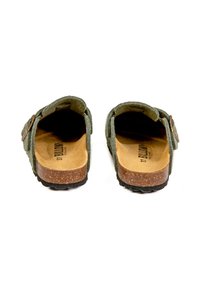 Sandales ouvertes en daim vert avec semelle en liège, sangle ajustable et semelle extérieure en caoutchouc texturé. L'intérieur est doté d'une semelle en beige douce.