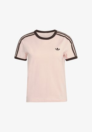 Roza pamučna majica kratkih rukava s tamnosmeđim rebrastim okruglim izrezom. Sadrži tri tamne pruge na ramenima i mali crni logotip na prsima.