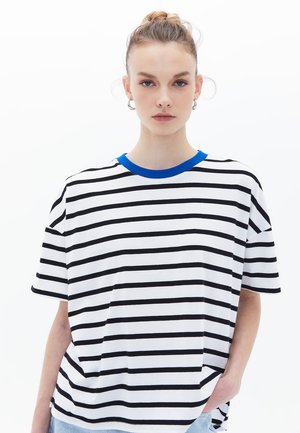 Gestreiftes kurzärmliges T-Shirt in Weiß und Schwarz mit einem einfarbigen blauen Rundhalsausschnitt und entspanntem Schnitt mit geradem Saum.