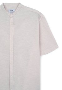 Camicia a maniche corte color beige chiaro, con colletto alla cinese e una texture melange sottile, taglia grande, vestibilità regolare.