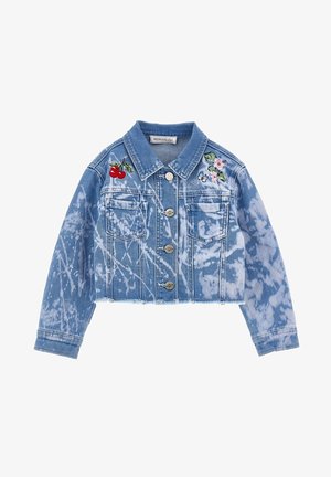 Giacca di jeans cropped blu con effetto tie-dye, bottoni frontali, tasche sul petto, toppa a forma di ciliegia sulla spalla sinistra e ricamo floreale sulla spalla destra.