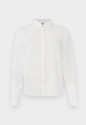 Camisa blanca de manga larga con cuello, que presenta un sutil patrón texturizado y una botonadura en la parte delantera. Tejido suave con un acabado pulcro.