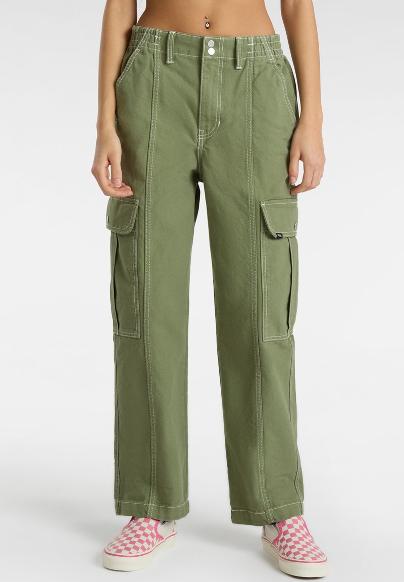 Grüne Cargo-Hosen mit lockerem Schnitt, ausgestattet mit seitlichen Taschen, kontrastierender weißer Naht und hoher Taille.