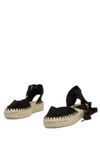 Espadrilles de ante negro con suelas de yute trenzado, que presentan una puntera redonda y cintas para atar en el tobillo.