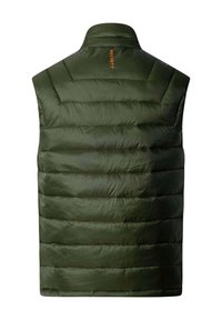 Zielonooliwkowa kamizelka z ociepleniem i wysokim kołnierzem, z poziomym pikowaniem i pomarańczowym logo na szyi, wykonana z lekkiego materiału.