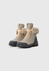 UGG ADIRONDACK Stivali con i lacci cobble grey/grigio