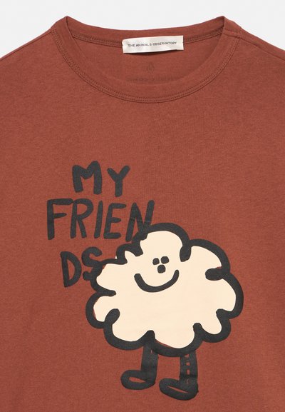 Тениска в цвят ръжда с усмихнат карикатурен овен и текстът "MY FRIENDS", частично покрит от изображението на овена.