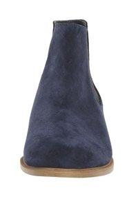 Marinblå mocka ankelskåp med en slät yta, rund tå och en tan gummisula. Har elastiska sidopaneler för enkelt på- och avtagande.