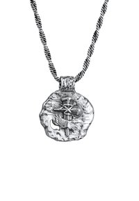 Silberanhänger mit einer strukturierten, unregelmäßigen Form, der ein zentrales Symbol zeigt. An einer verdrehten Silberkette aufgehängt.