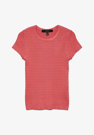 Lühikeste varrukatega roosa kootud top soonikkoes ja silmaaugumustriga, ümarlõikelise kaelusega, valgel taustal valge sildiga, millel on kiri "Vero Moda".