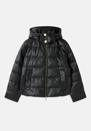Giubbotto puffo nero con cappuccio, realizzato in pelle sintetica. Presenta una texture a costine, una cerniera frontale, bottoni a pressione e due tasche laterali.