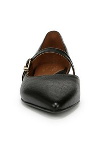 Ballerine in pelle nera con punta affilata, dotate di una sottile cinghia alla caviglia e un piccolo dettaglio in oro. Finitura testurizzata.