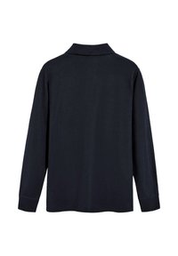 Polo a maniche lunghe di un blu navy scuro con una texture morbida. Presenta un colletto classico ed è progettato con orlo e polsini dritti.